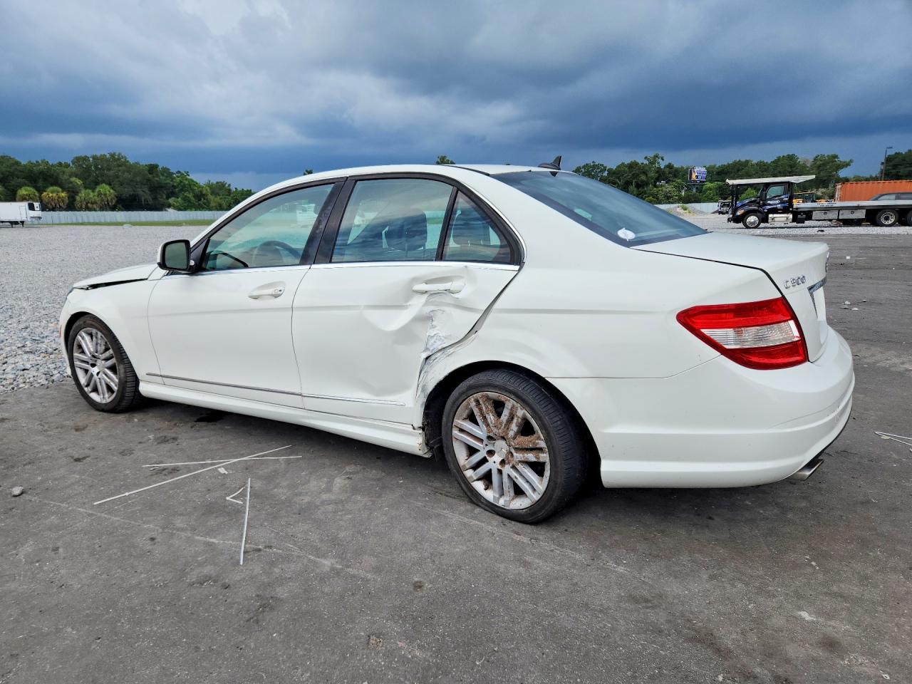 2008 Mercedes-benz C 300 White vin: WDDGF54X48R025000