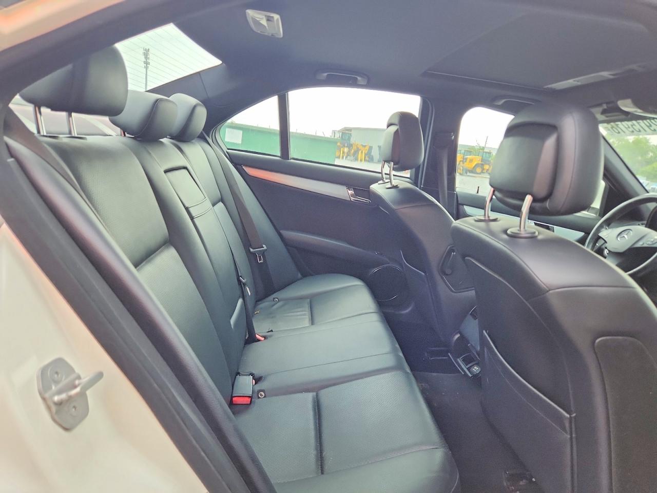 2008 Mercedes-benz C 300 White vin: WDDGF54X48R025000
