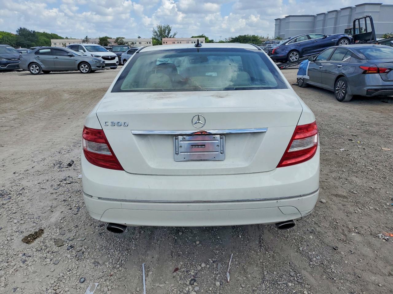 2009 Mercedes-benz C 300 White vin: WDDGF54X49F211512