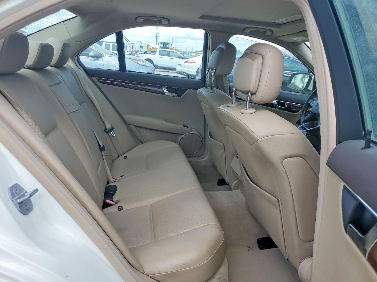 2009 Mercedes-benz C 300 White vin: WDDGF54X49F211512