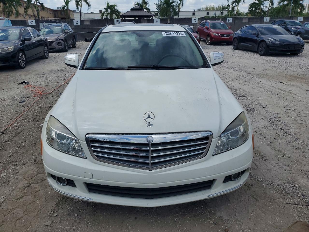 2009 Mercedes-benz C 300 White vin: WDDGF54X49F211512