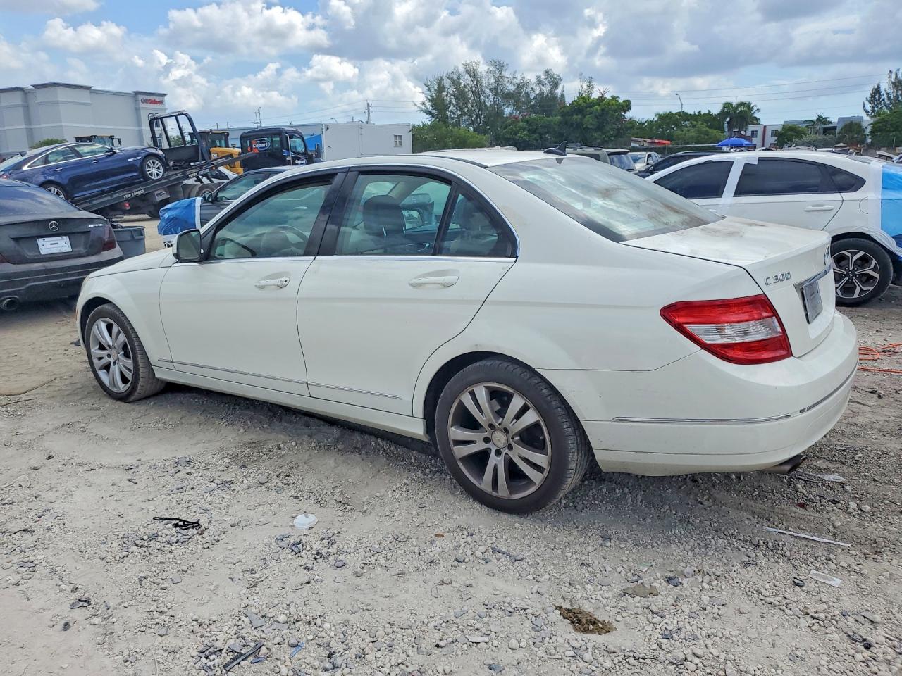 2009 Mercedes-benz C 300 White vin: WDDGF54X49F211512