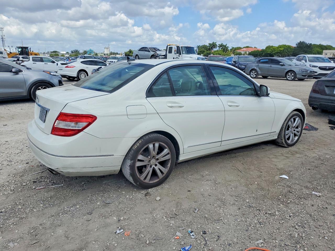 2009 Mercedes-benz C 300 White vin: WDDGF54X49F211512