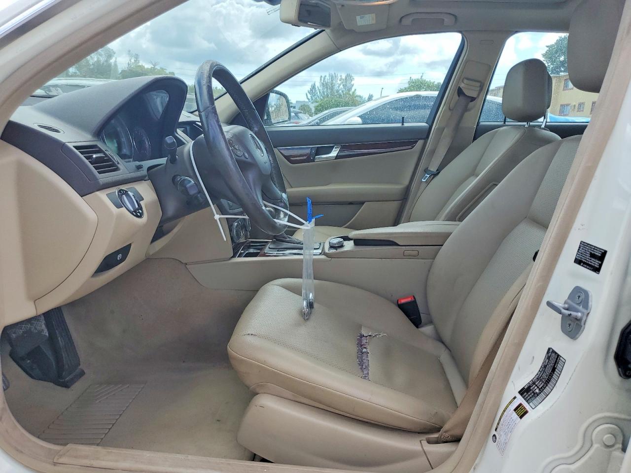 2009 Mercedes-benz C 300 White vin: WDDGF54X49F211512