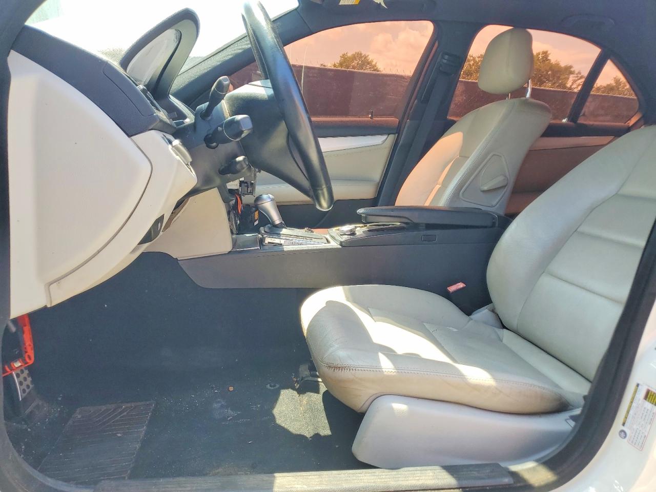 2009 Mercedes-benz C 300 White vin: WDDGF54X49R052005