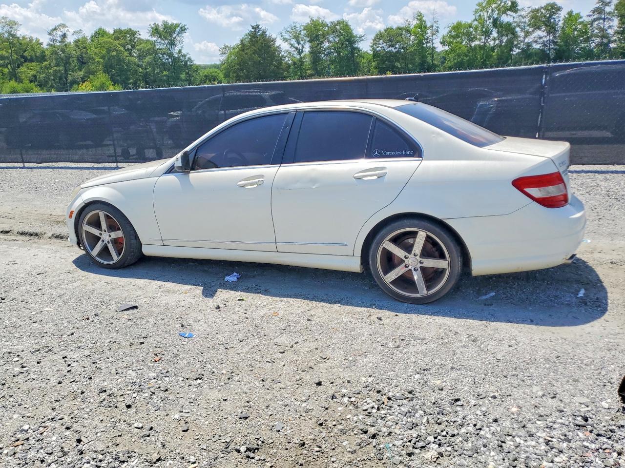 2009 Mercedes-benz C 300 White vin: WDDGF54X49R052005