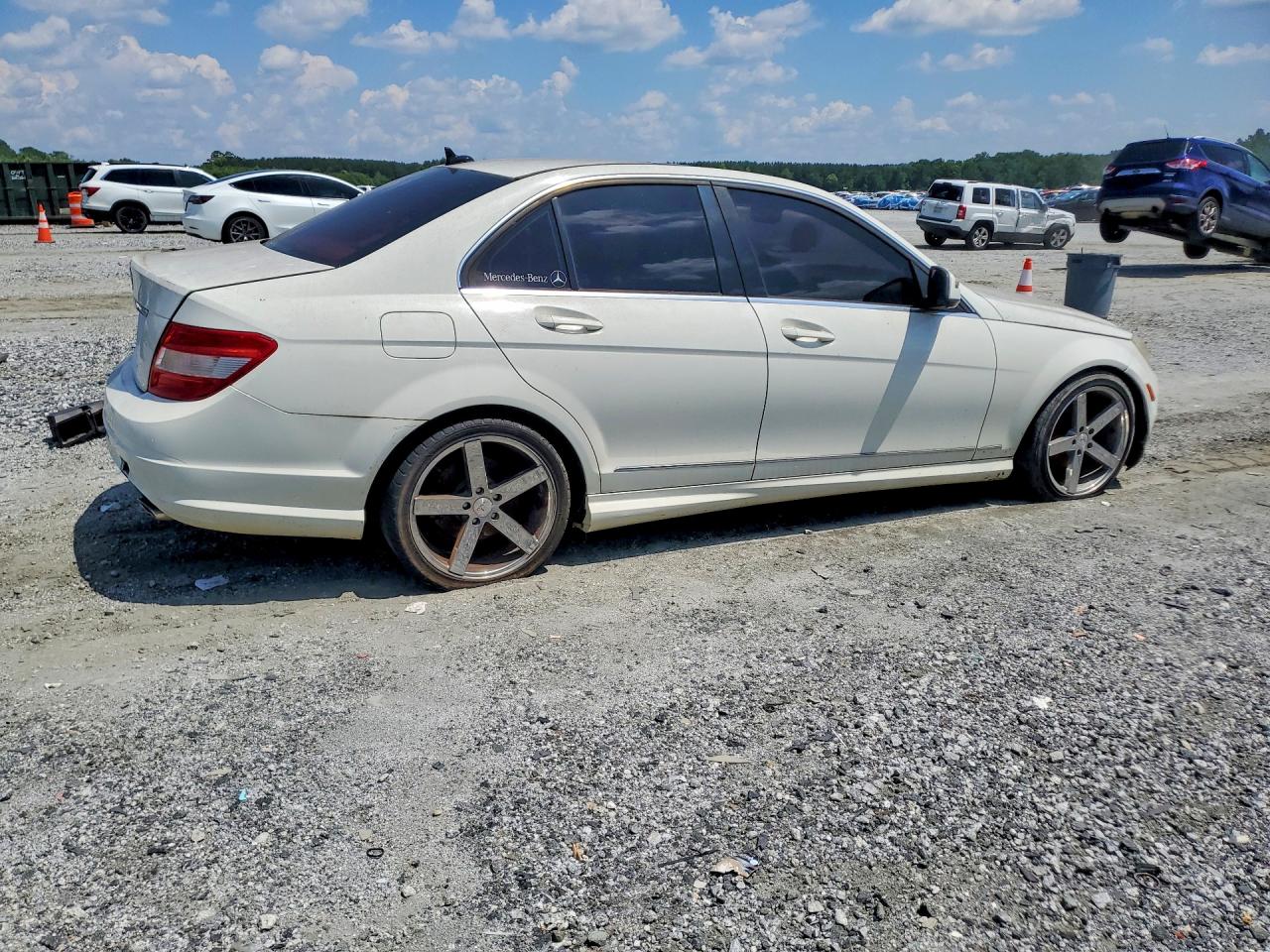 2009 Mercedes-benz C 300 White vin: WDDGF54X49R052005