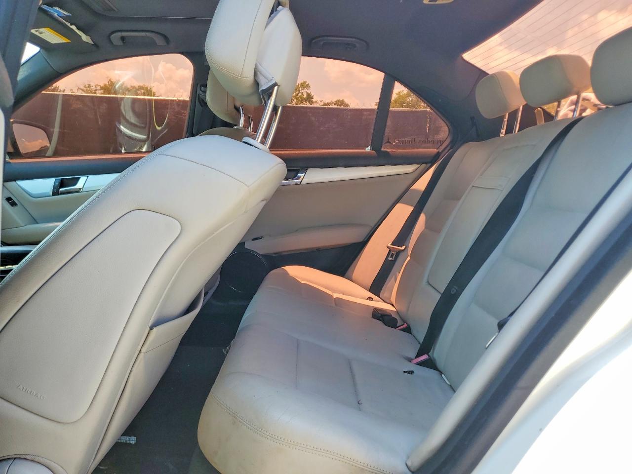 2009 Mercedes-benz C 300 White vin: WDDGF54X49R052005