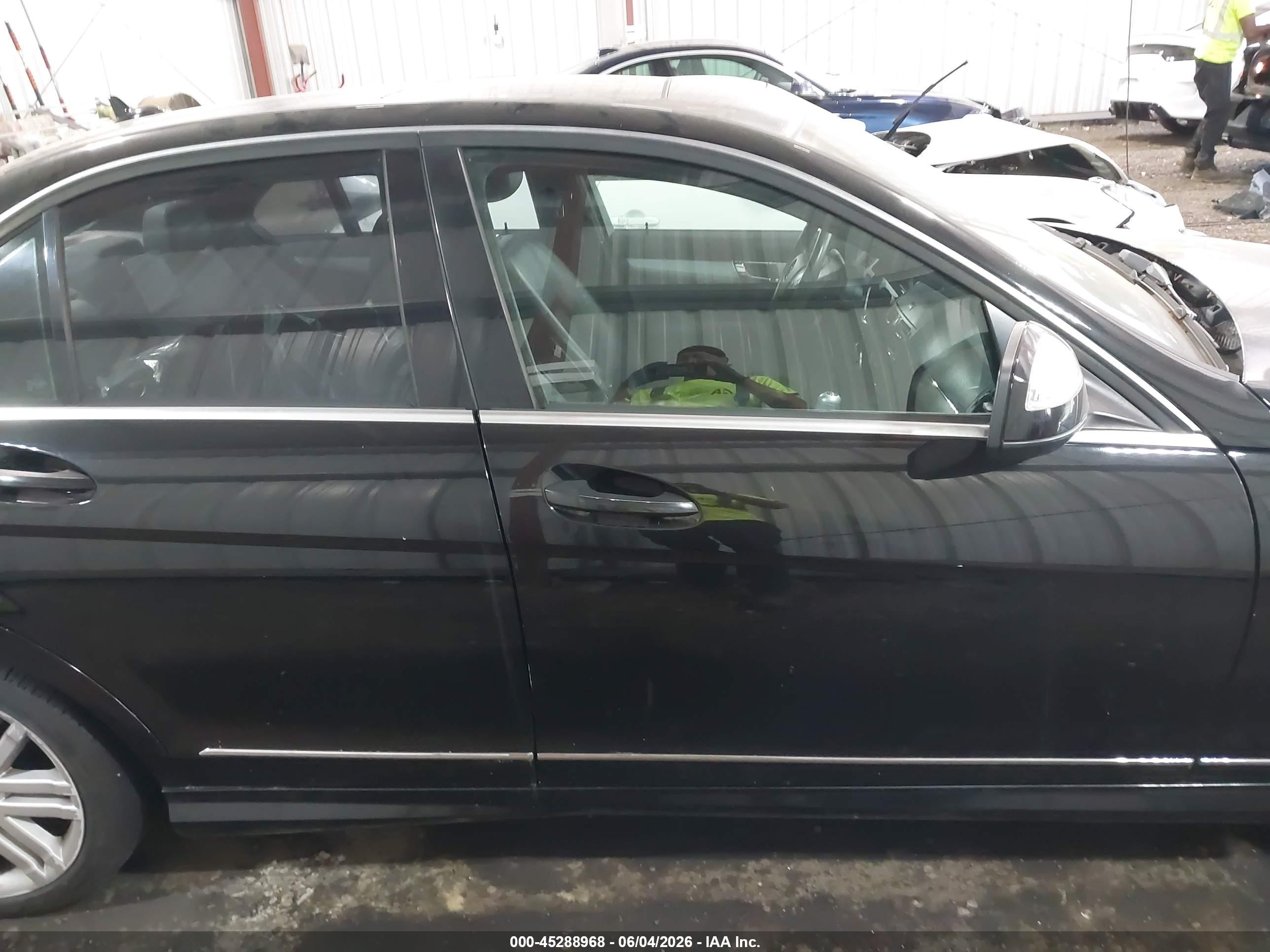 2009 Mercedes-benz C 300 Luxury/sport Black vin: WDDGF54X49R065367