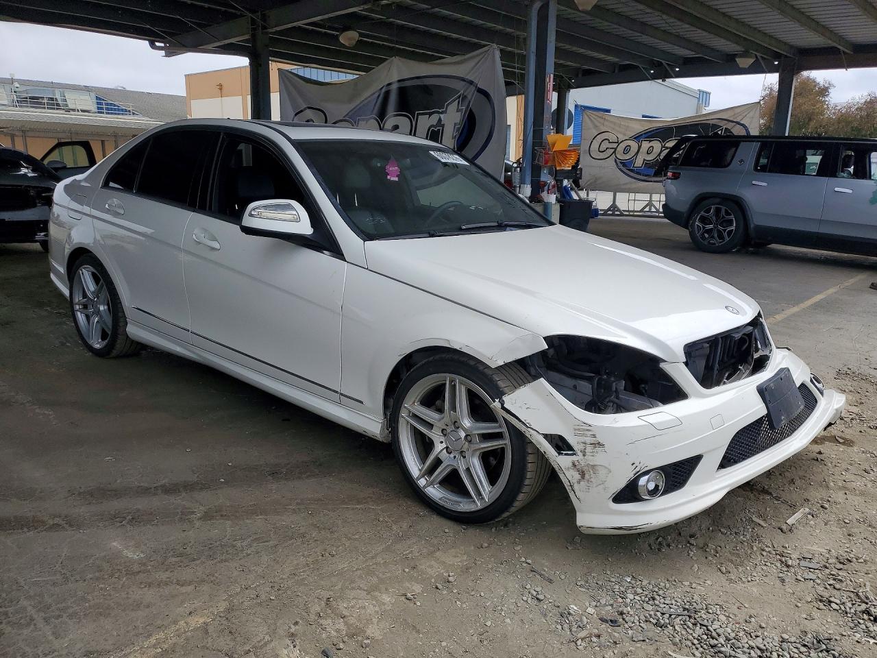 2009 Mercedes-benz C 300 White vin: WDDGF54X59R064681