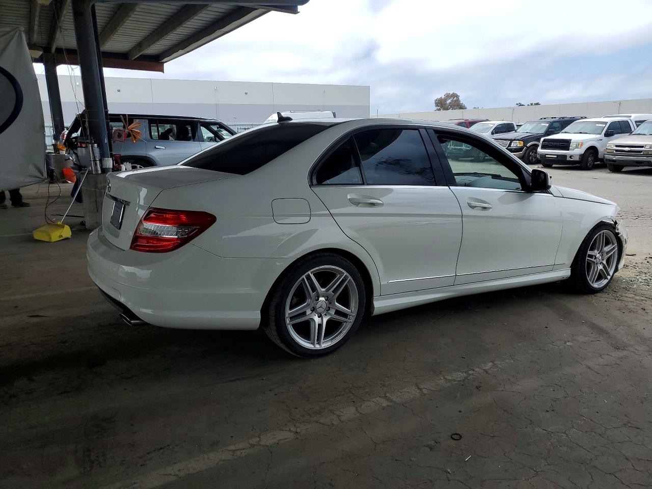 2009 Mercedes-benz C 300 White vin: WDDGF54X59R064681