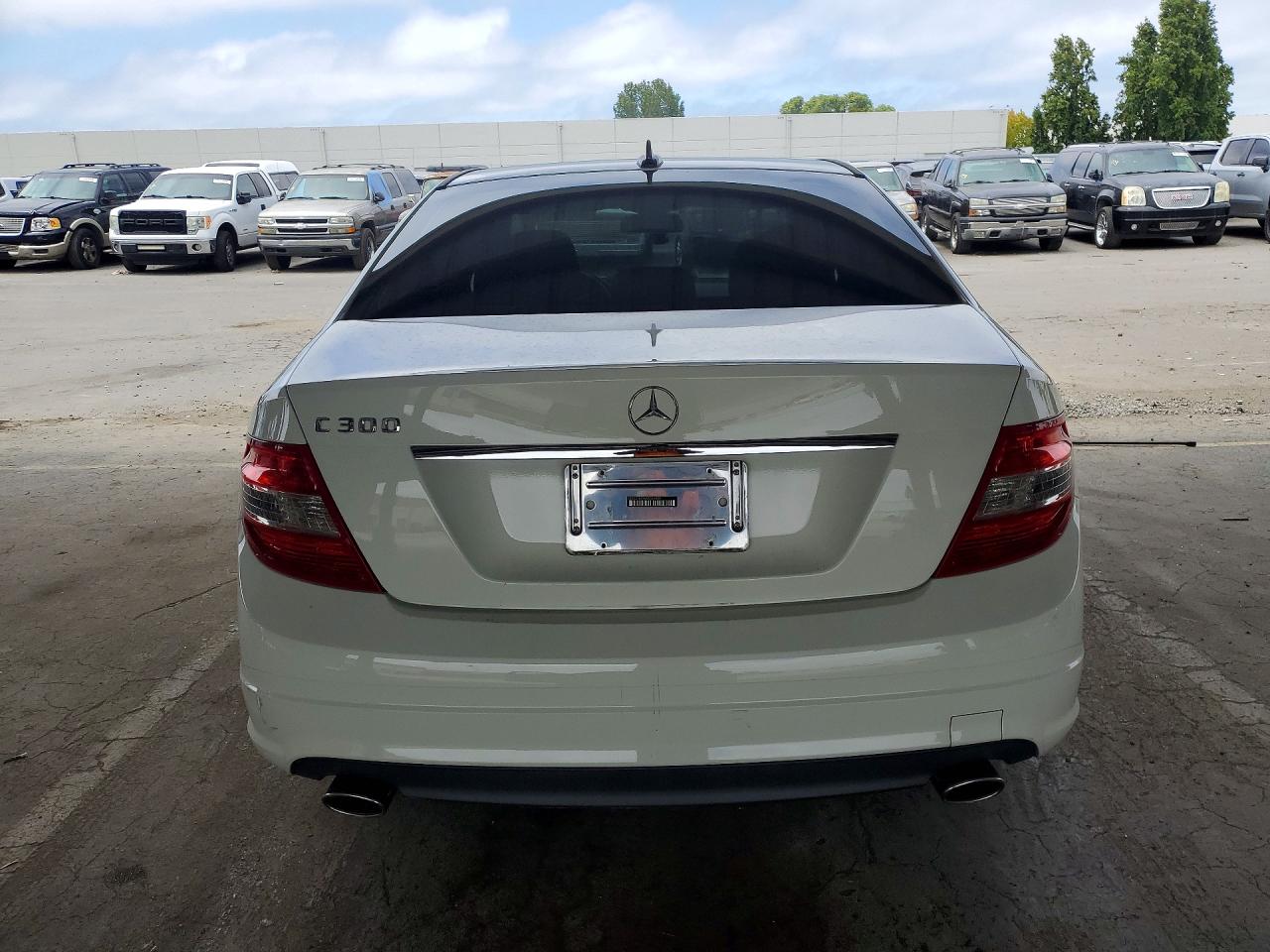 2009 Mercedes-benz C 300 White vin: WDDGF54X59R064681