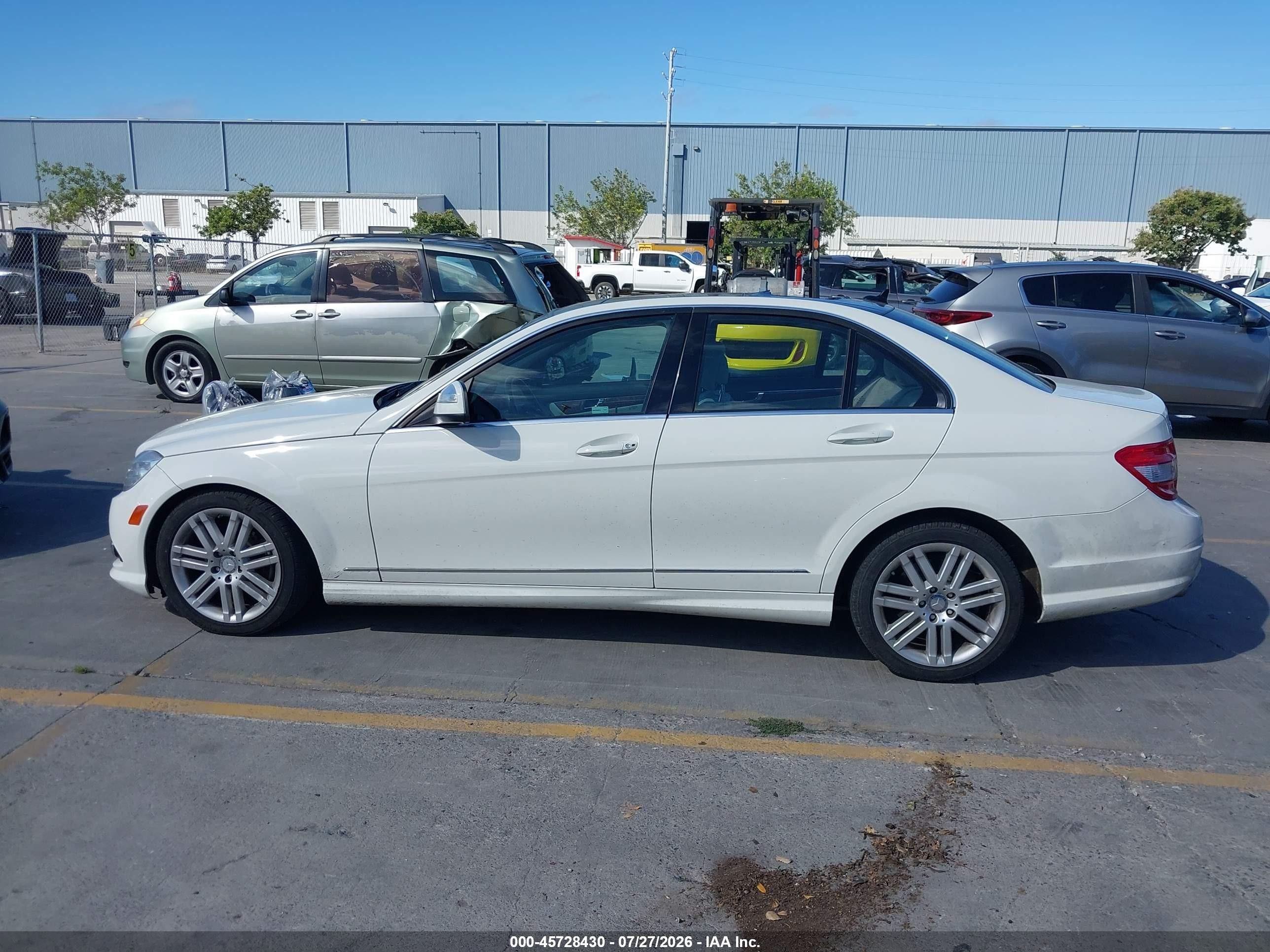 2009 Mercedes-benz C 300 Luxury/sport White vin: WDDGF54X59R078323