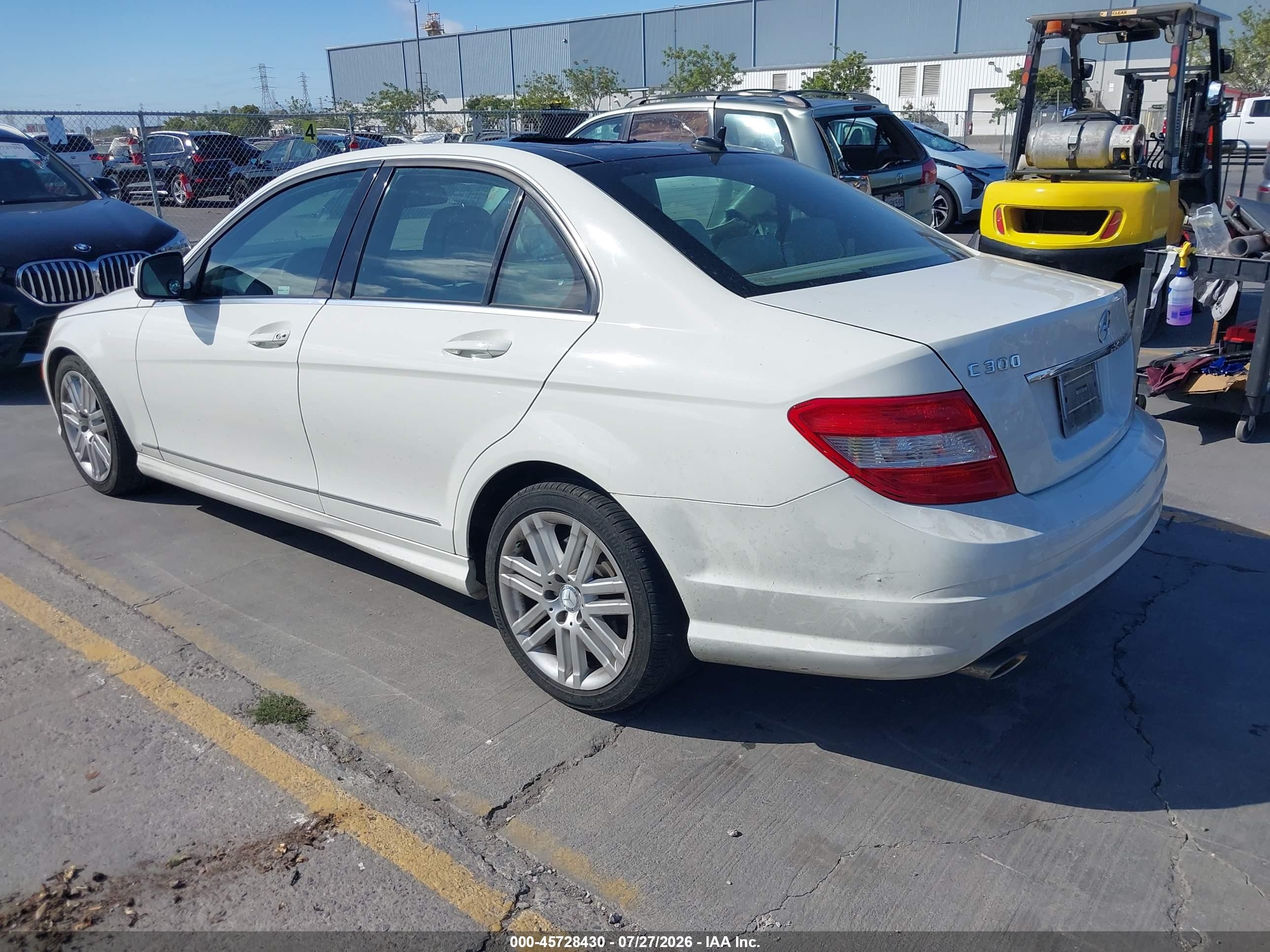 2009 Mercedes-benz C 300 Luxury/sport Белый vin: WDDGF54X59R078323
