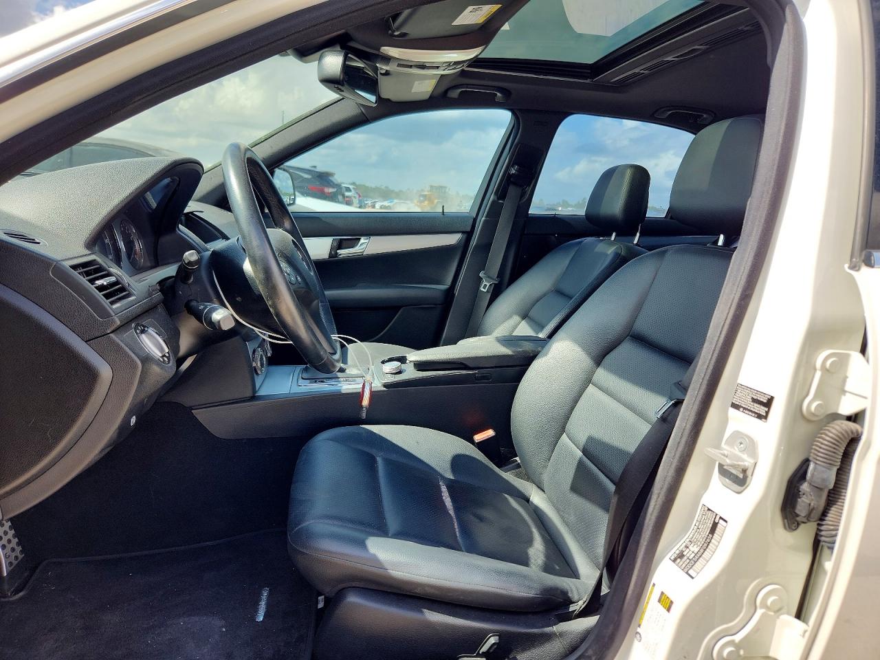 2008 Mercedes-benz C 300 White vin: WDDGF54X68F097656