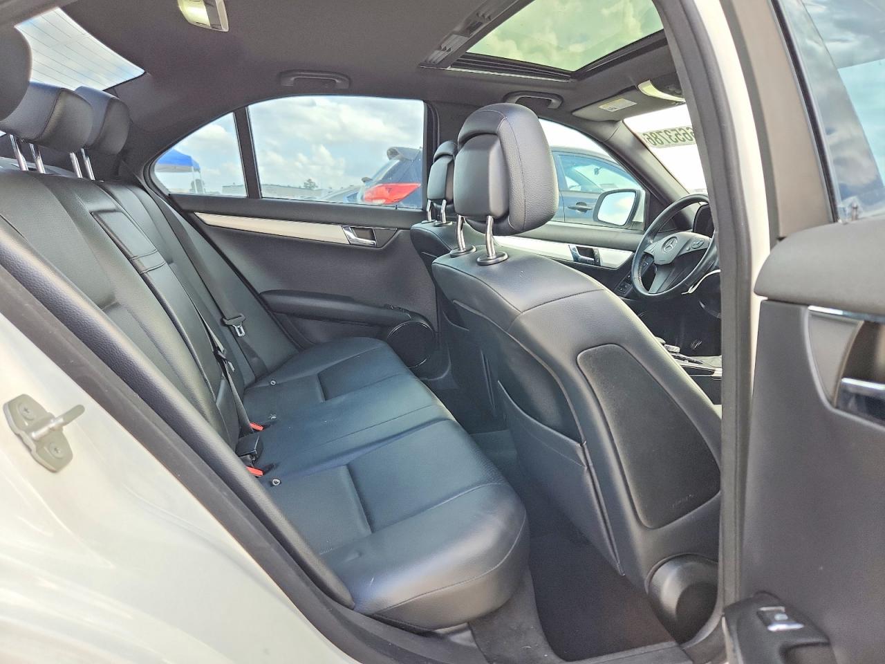 2008 Mercedes-benz C 300 White vin: WDDGF54X68F097656