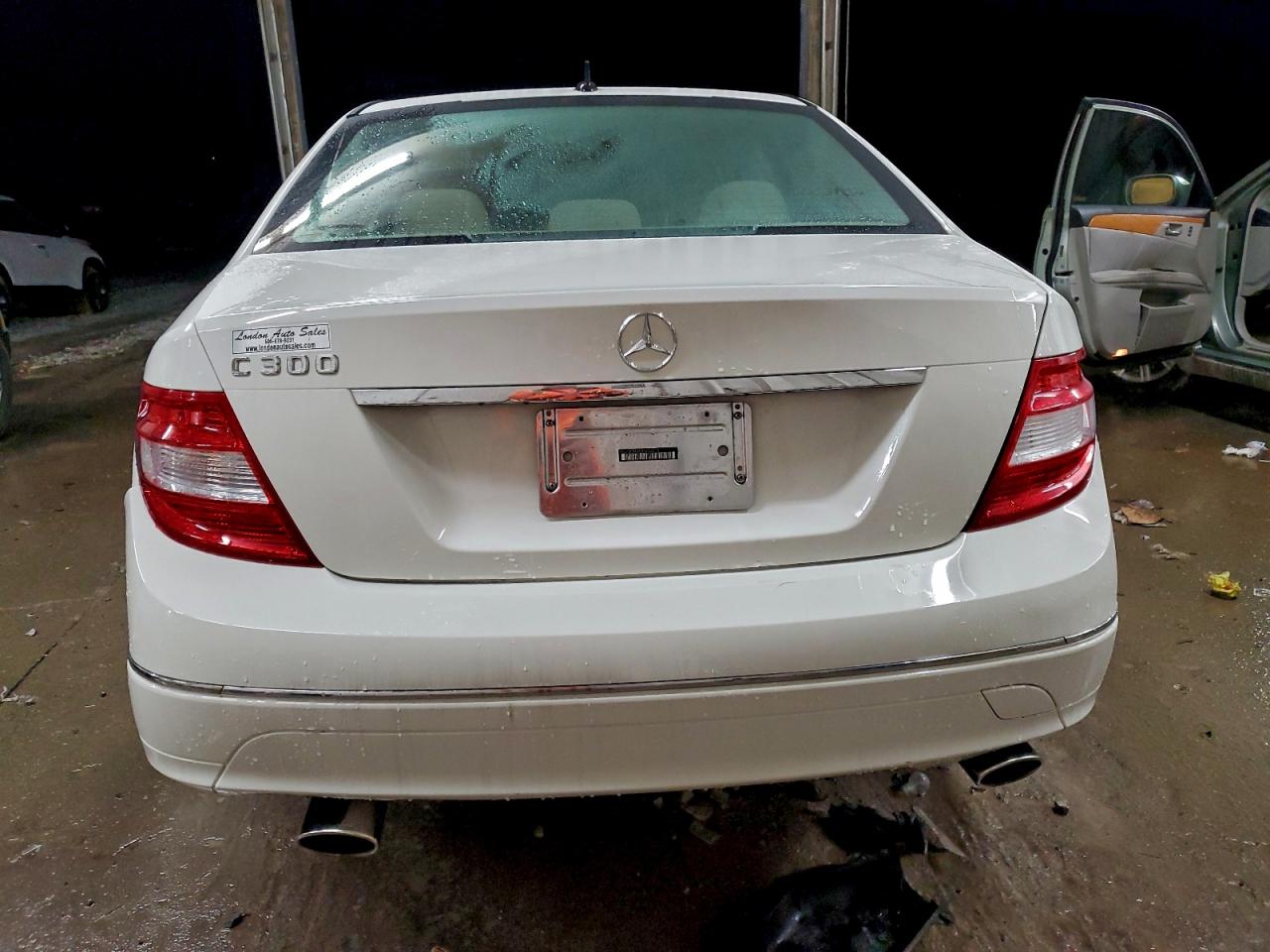 2009 Mercedes-benz C 300 White vin: WDDGF54X69R052278