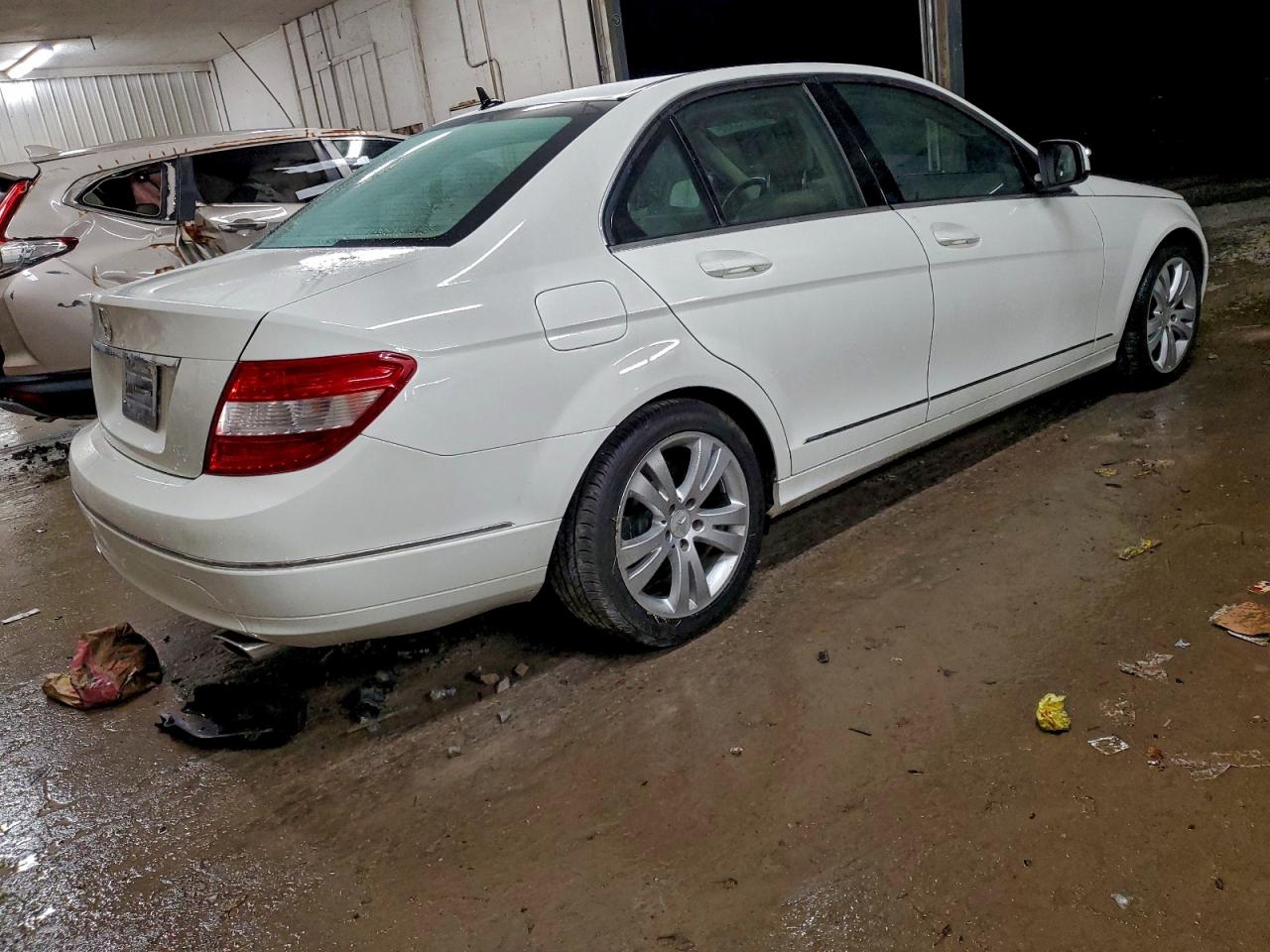 2009 Mercedes-benz C 300 White vin: WDDGF54X69R052278