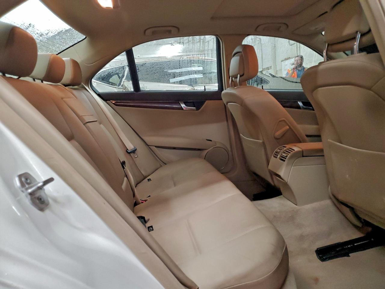 2009 Mercedes-benz C 300 White vin: WDDGF54X69R052278