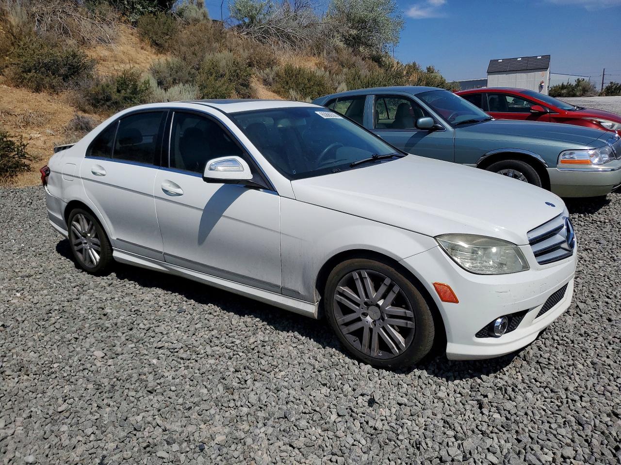 2009 Mercedes-benz C 300 White vin: WDDGF54X69R058677