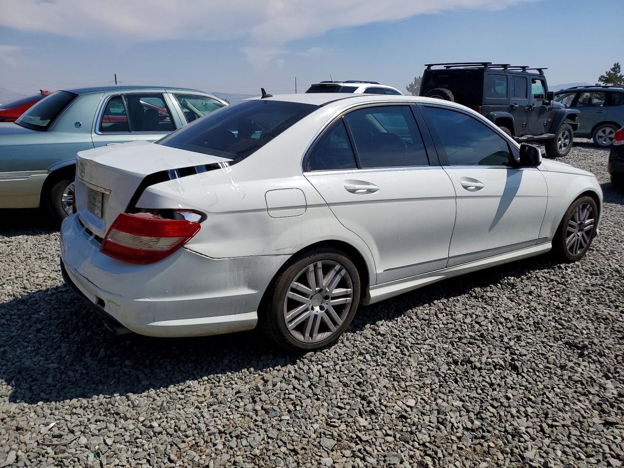 2009 Mercedes-benz C 300 White vin: WDDGF54X69R058677