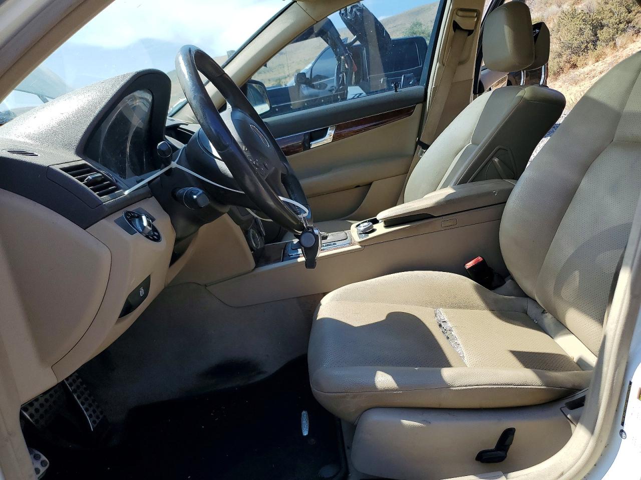 2009 Mercedes-benz C 300 White vin: WDDGF54X69R058677