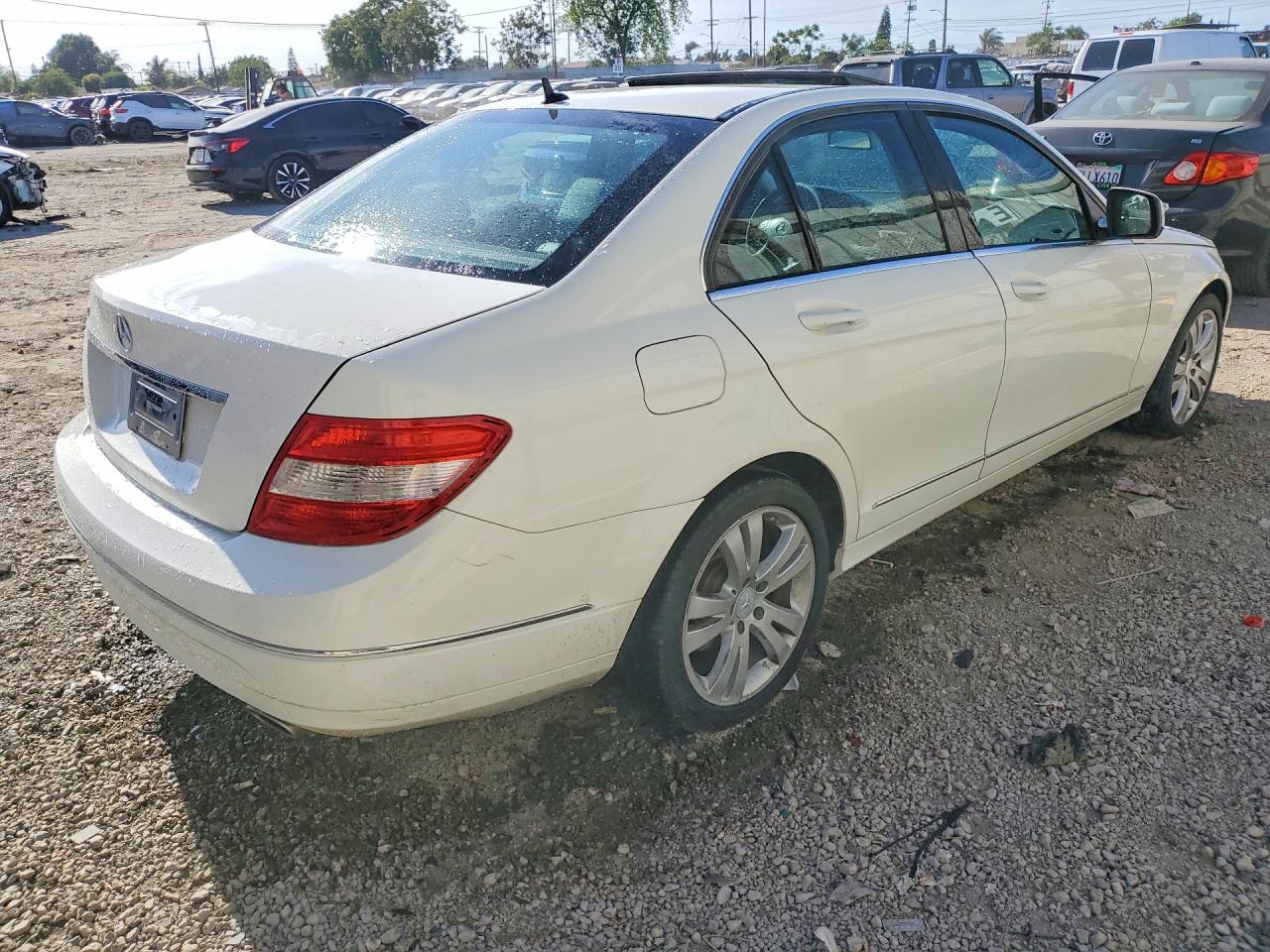2009 Mercedes-benz C 300 Белый vin: WDDGF54X79F241801