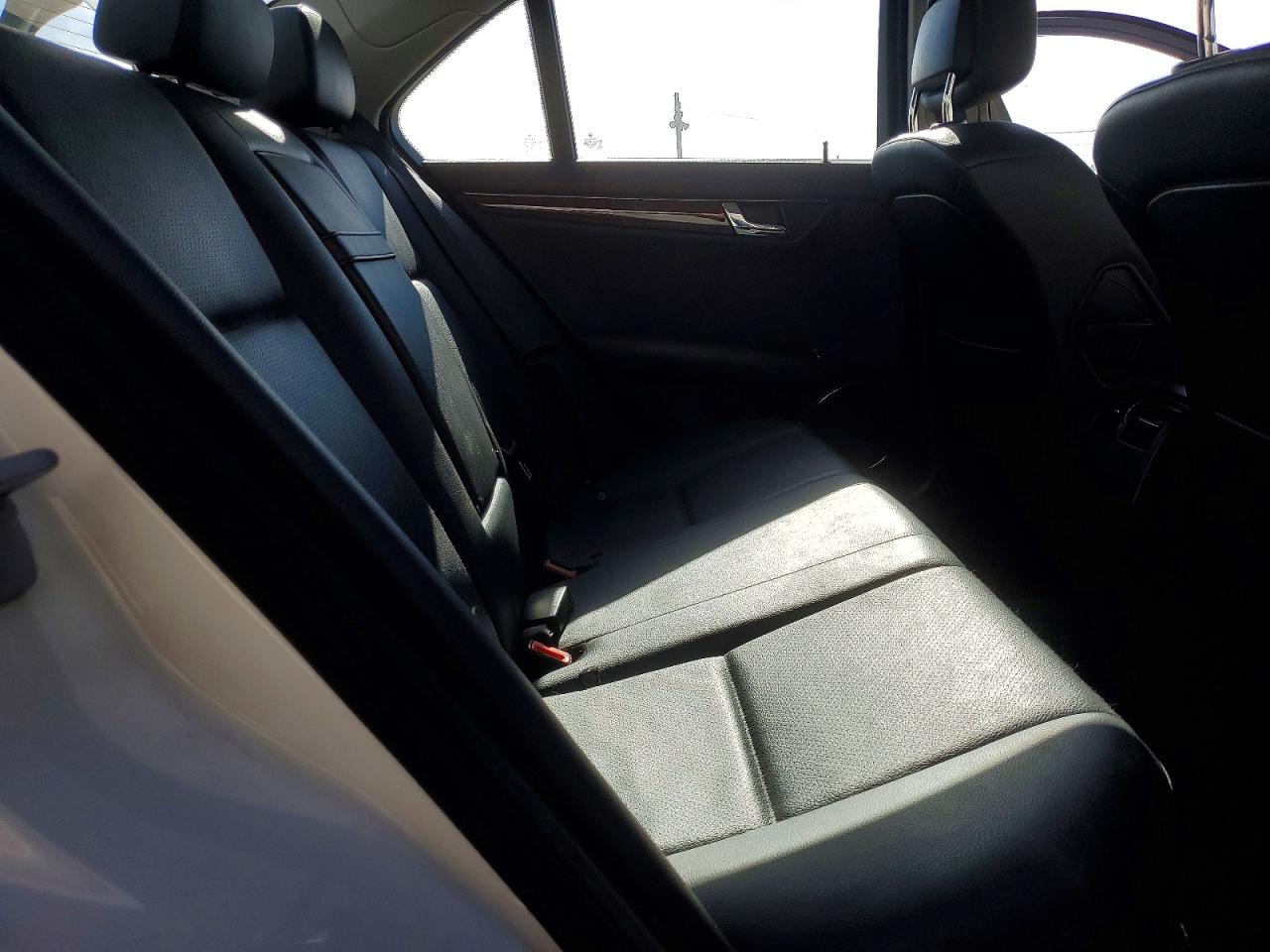 2009 Mercedes-benz C 300 Белый vin: WDDGF54X79F241801