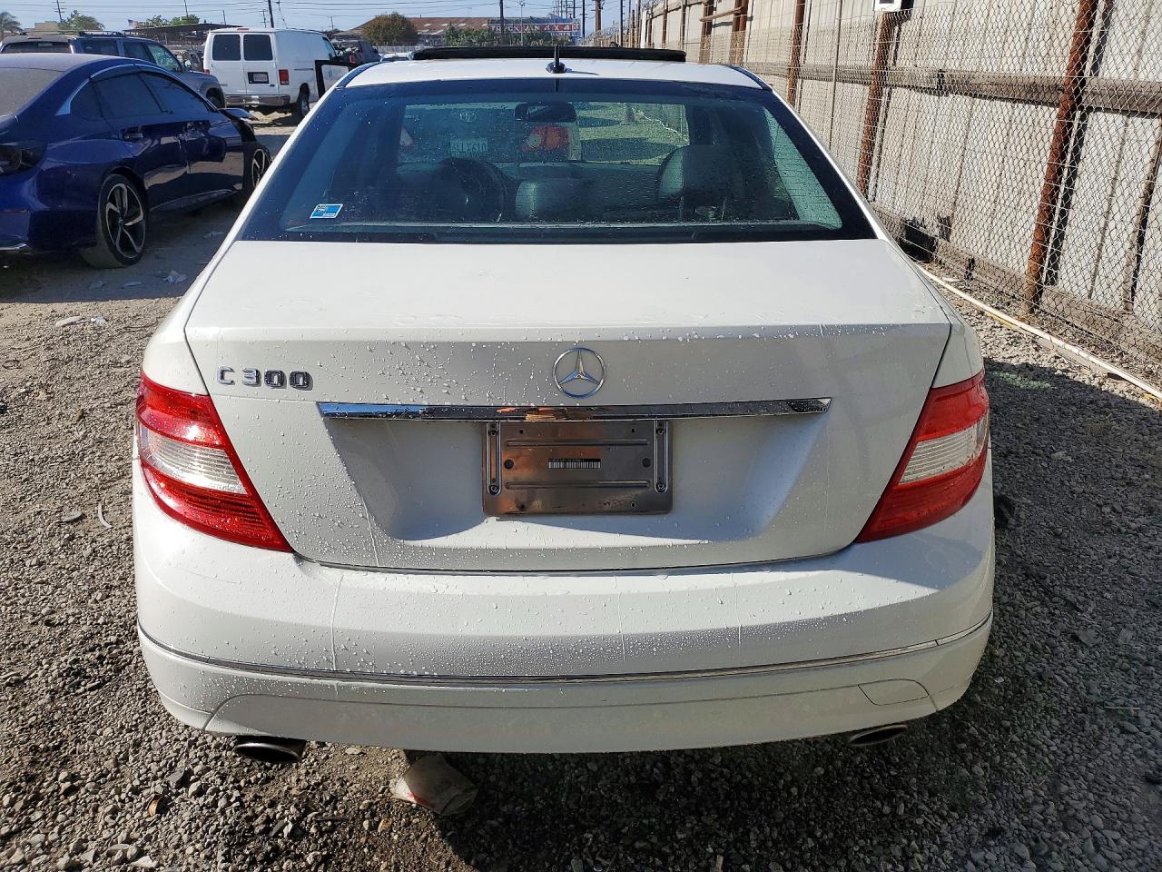 2009 Mercedes-benz C 300 Белый vin: WDDGF54X79F241801