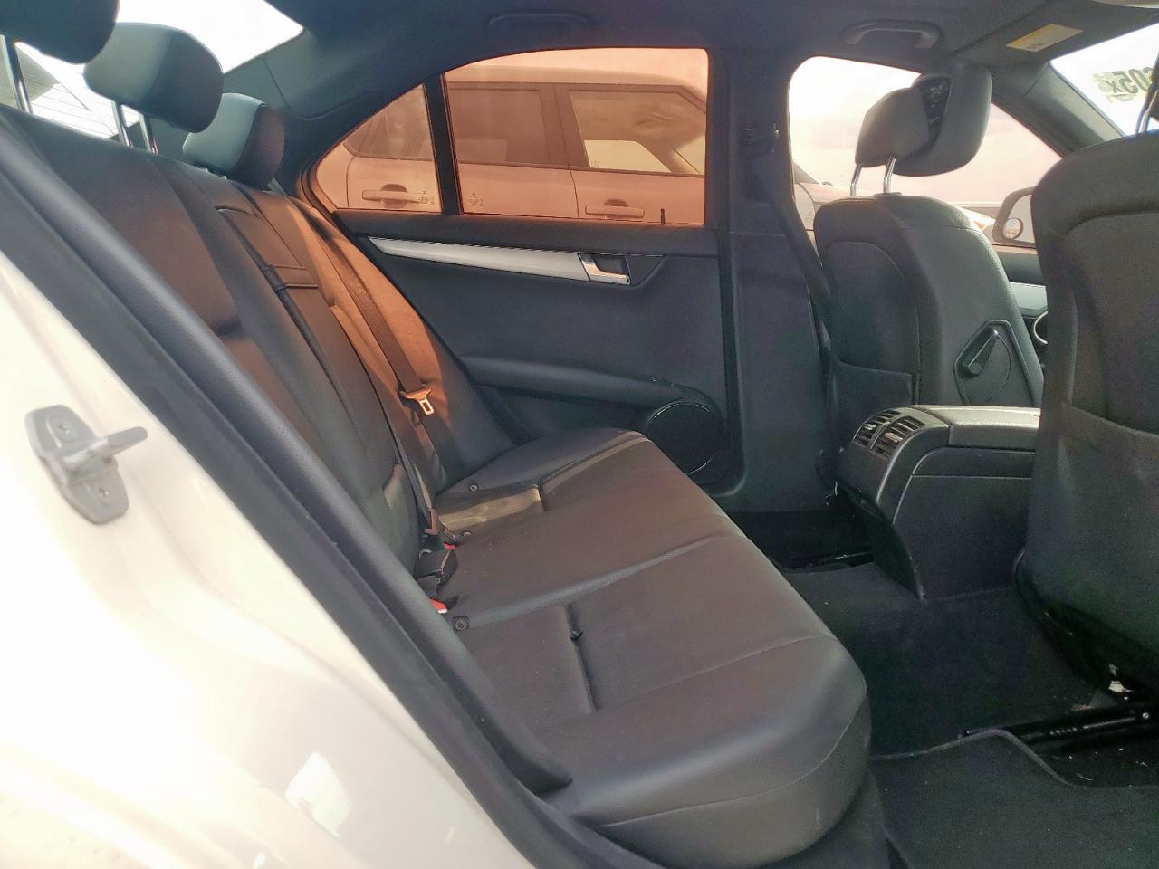 2009 Mercedes-benz C 300 Белый vin: WDDGF54X79R040916