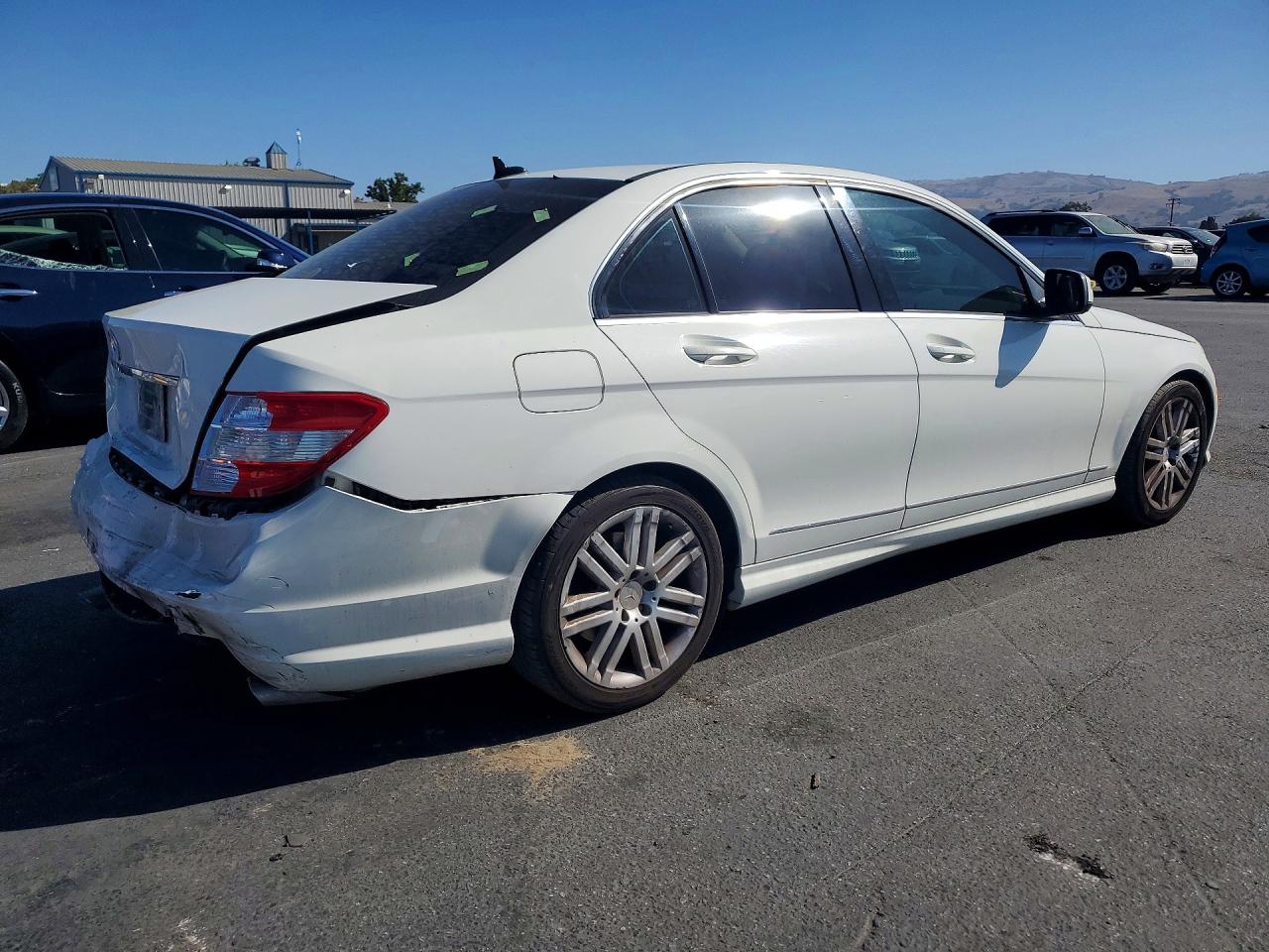 2009 Mercedes-benz C 300 White vin: WDDGF54X79R081322