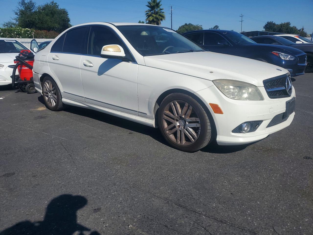 2009 Mercedes-benz C 300 White vin: WDDGF54X79R081322