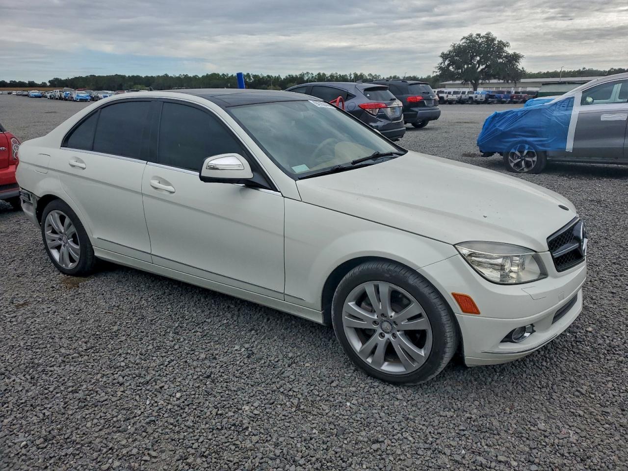 2008 Mercedes-benz C 300 White vin: WDDGF54X88F049138