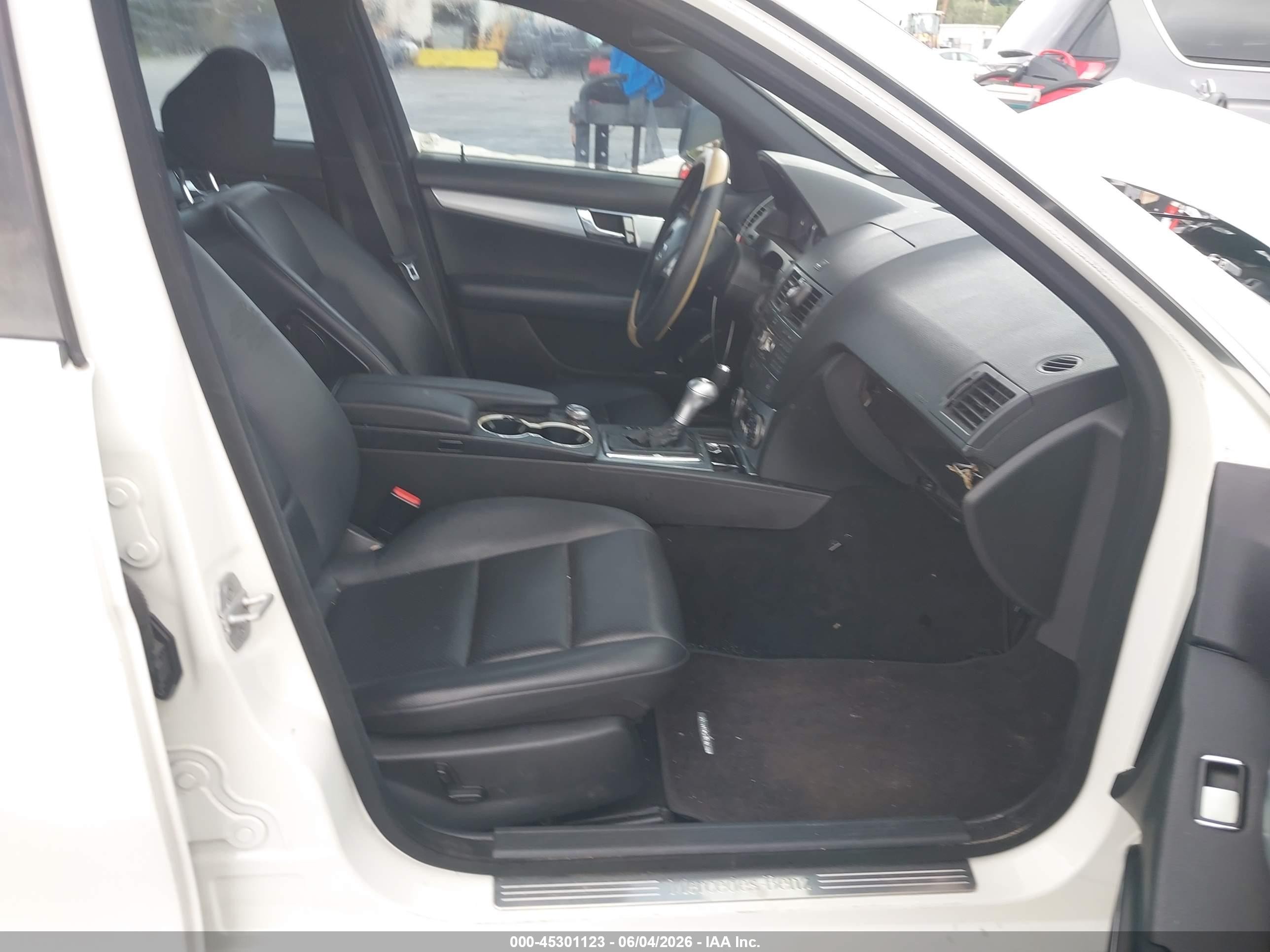 2008 Mercedes-benz C 300 Luxury/sport White vin: WDDGF54X88F069860