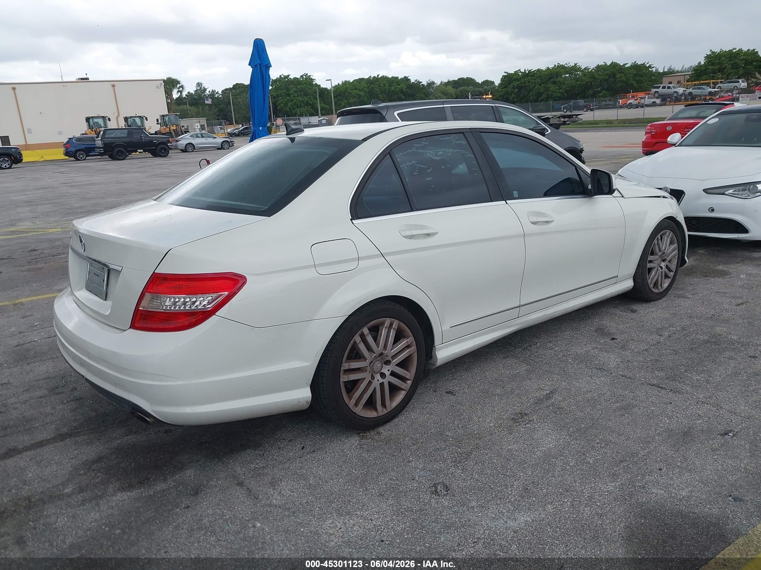 2008 Mercedes-benz C 300 Luxury/sport White vin: WDDGF54X88F069860
