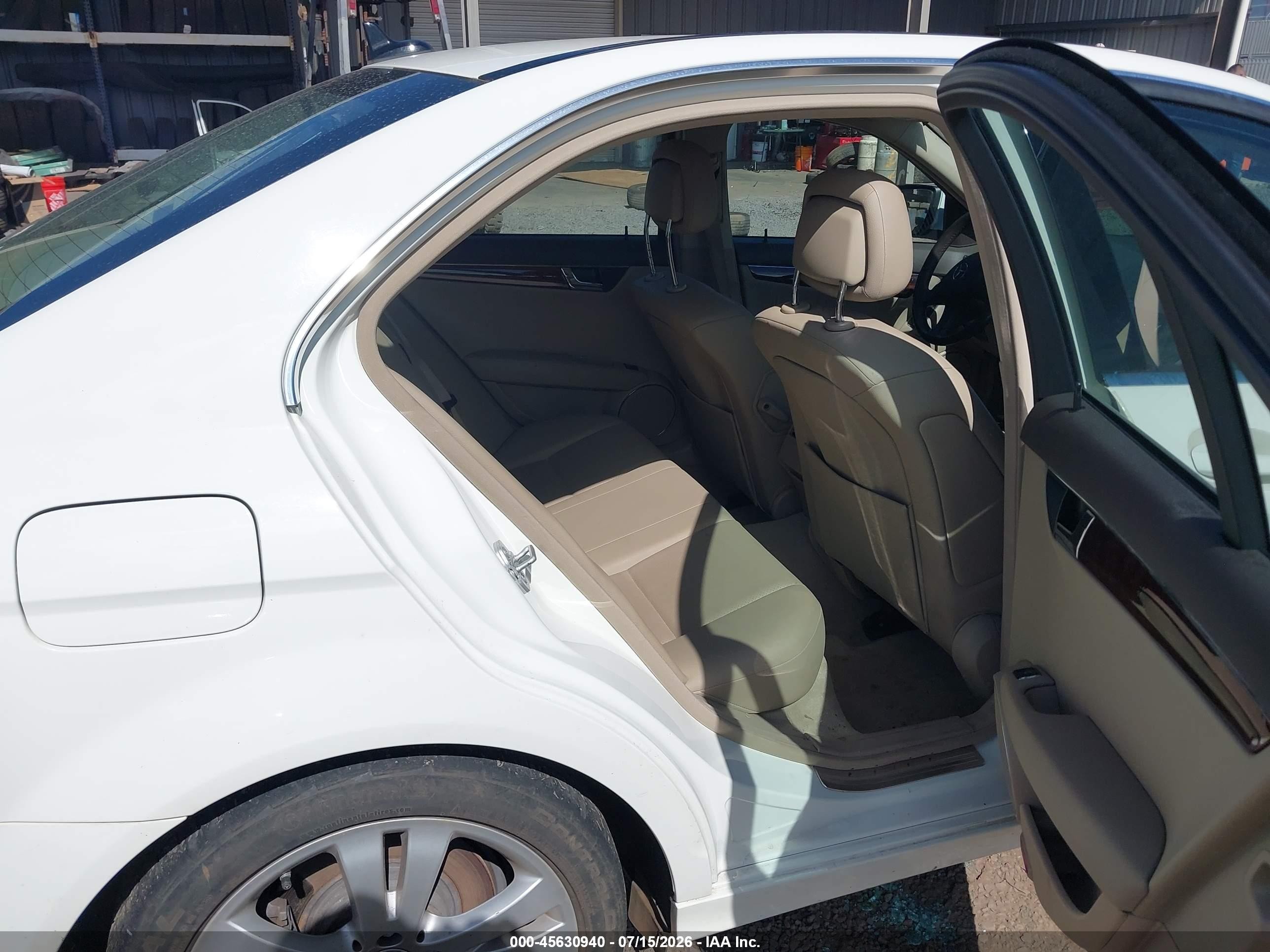 2009 Mercedes-benz C 300 Luxury/sport White vin: WDDGF54X89F218219