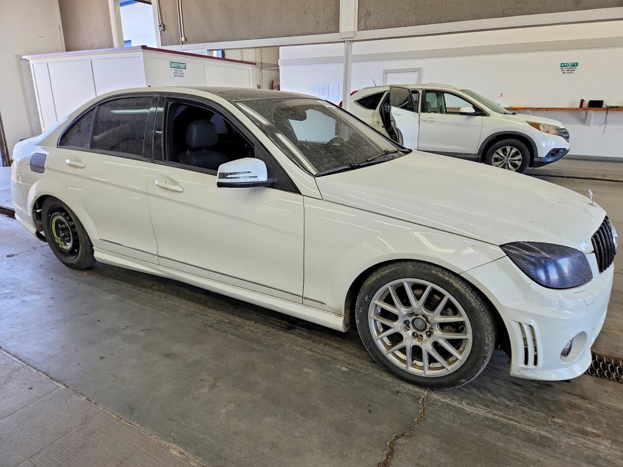 2009 Mercedes-benz C 300 White vin: WDDGF54X89F244562