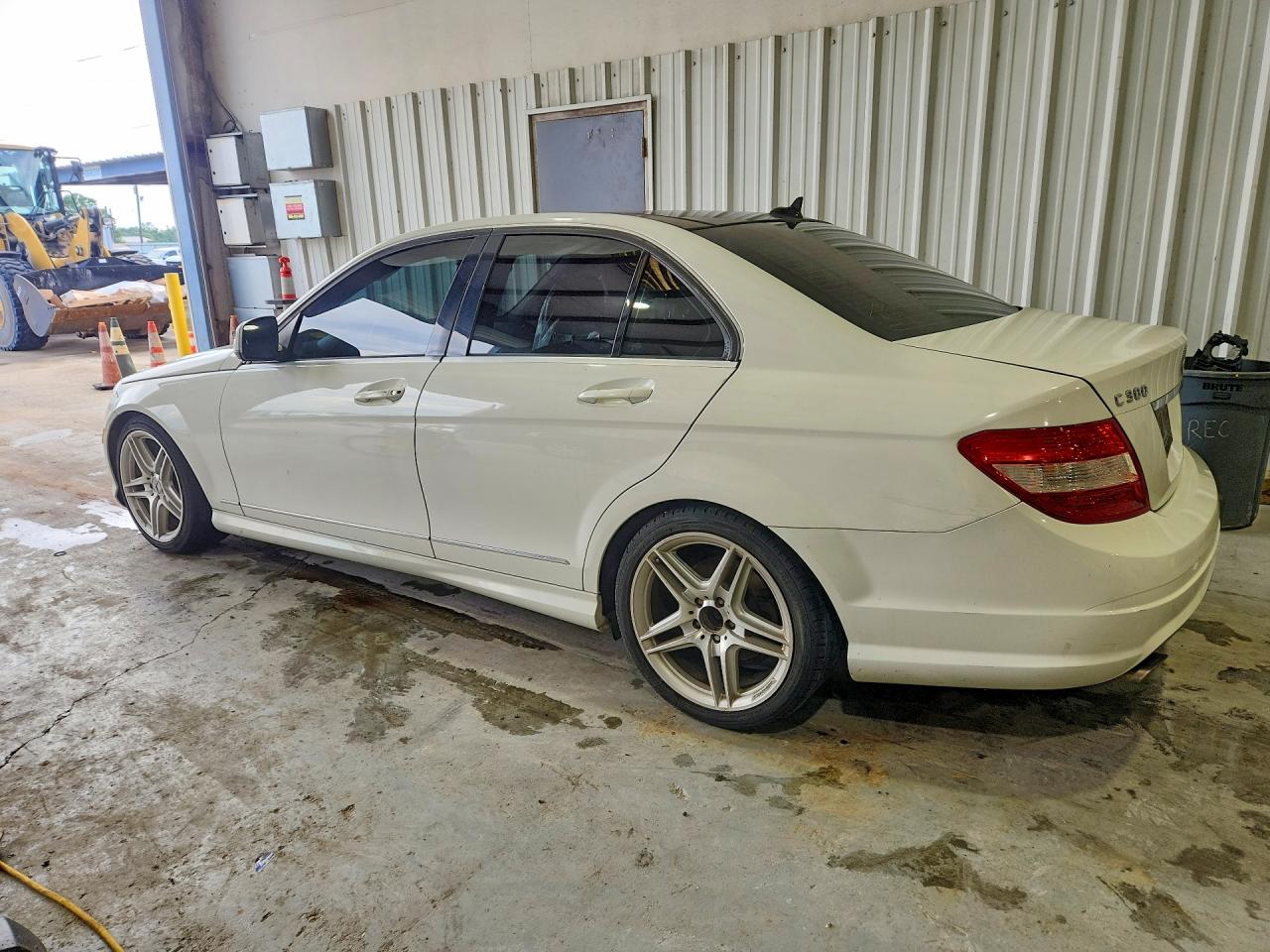 2009 Mercedes-benz C 300 White vin: WDDGF54X89R049639