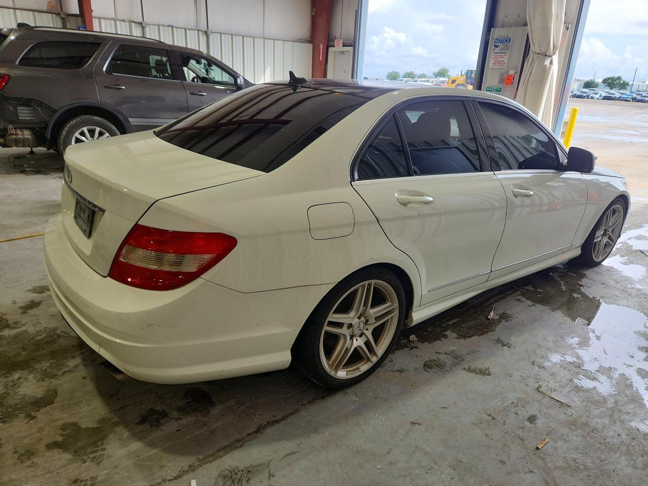2009 Mercedes-benz C 300 White vin: WDDGF54X89R049639