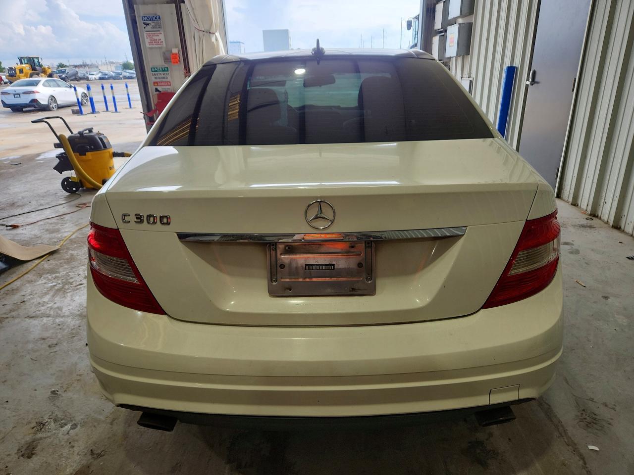 2009 Mercedes-benz C 300 White vin: WDDGF54X89R049639