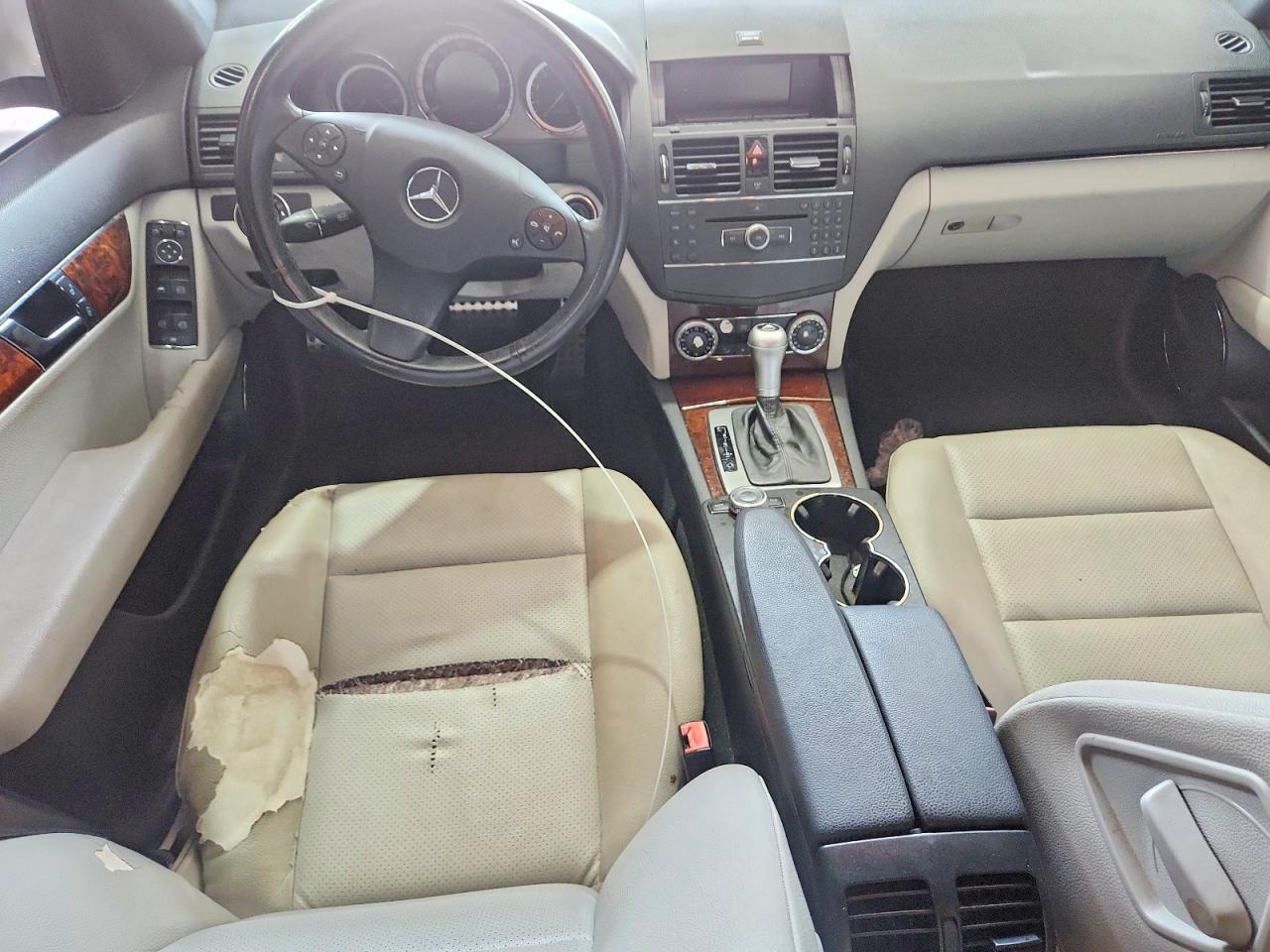 2009 Mercedes-benz C 300 White vin: WDDGF54X89R049639