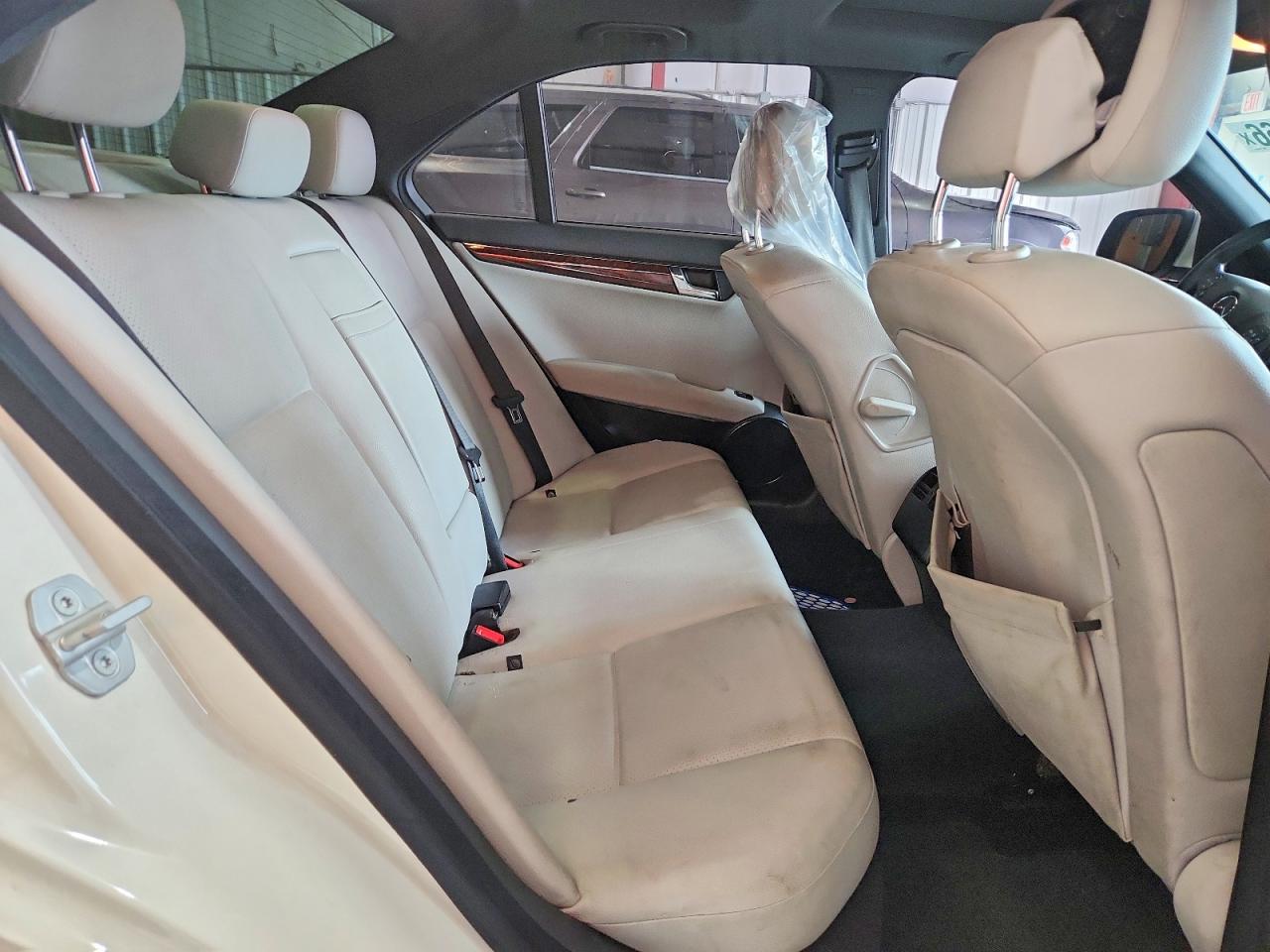 2009 Mercedes-benz C 300 White vin: WDDGF54X89R049639