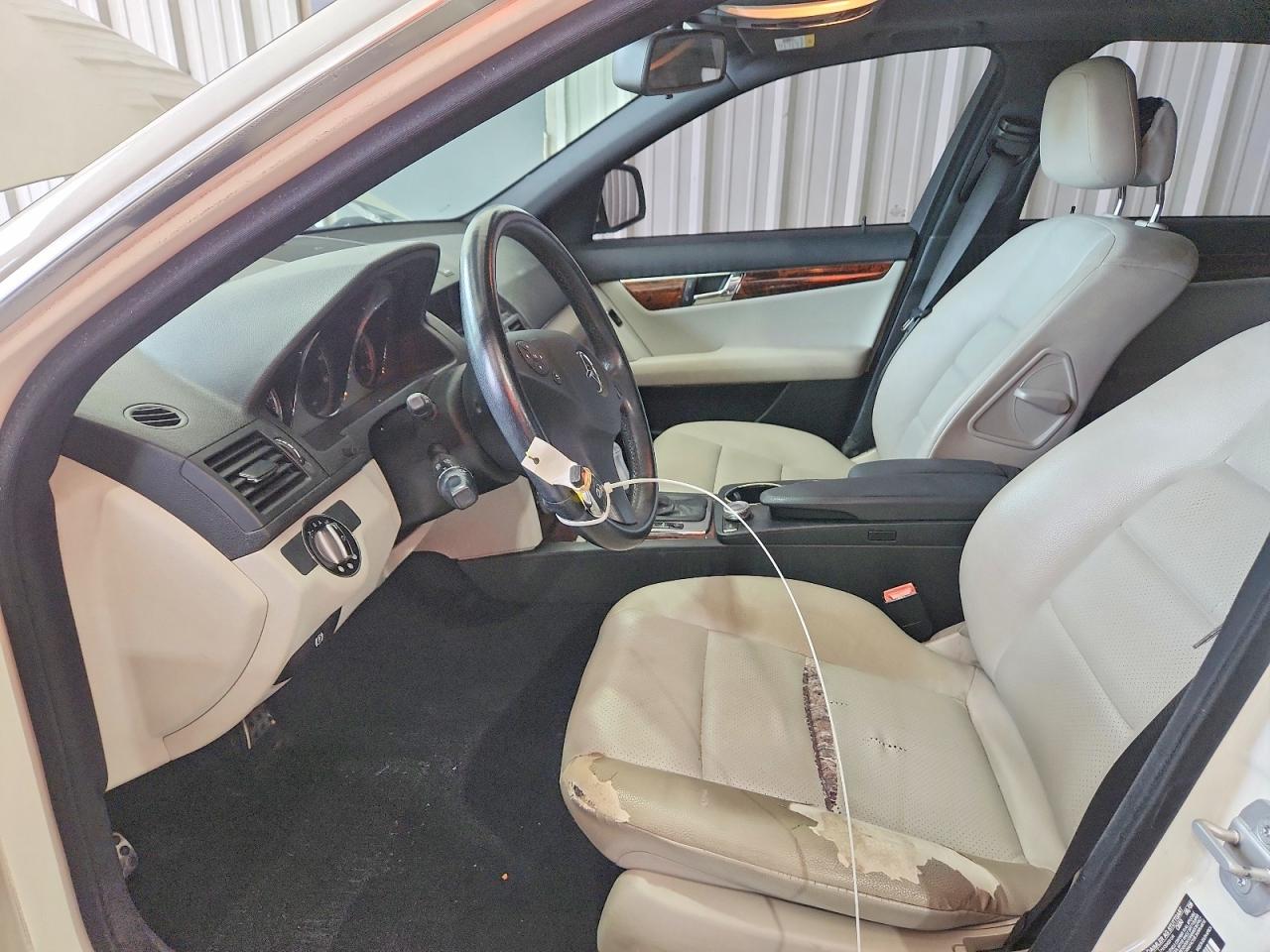 2009 Mercedes-benz C 300 White vin: WDDGF54X89R049639