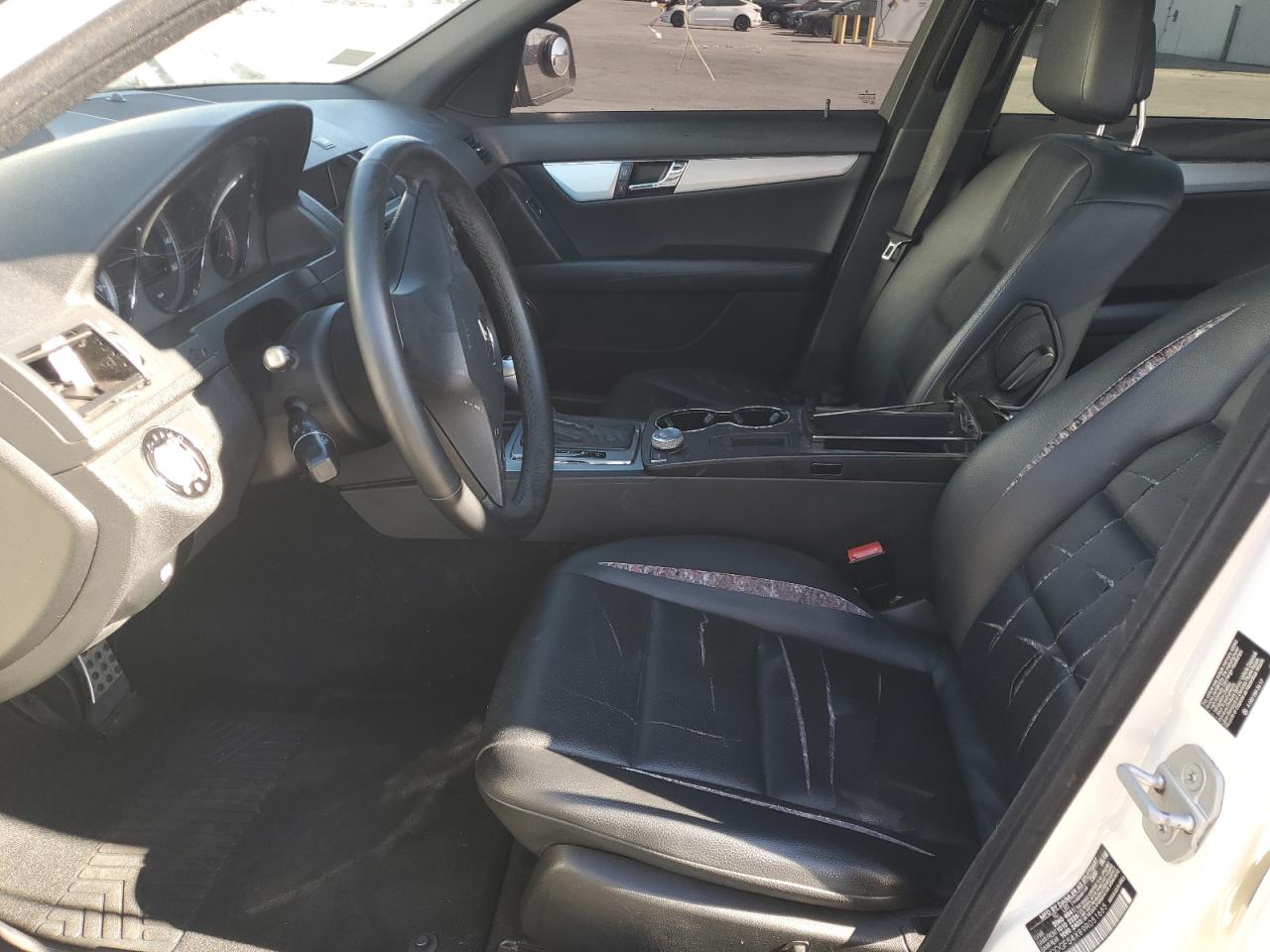 2009 Mercedes-benz C 300 White vin: WDDGF54X89R051665