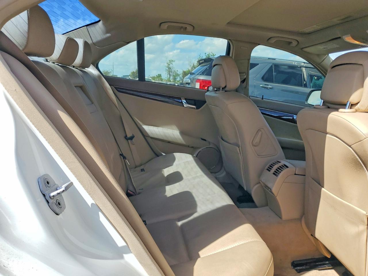 2008 Mercedes-benz C 300 Белый vin: WDDGF54X98F126860