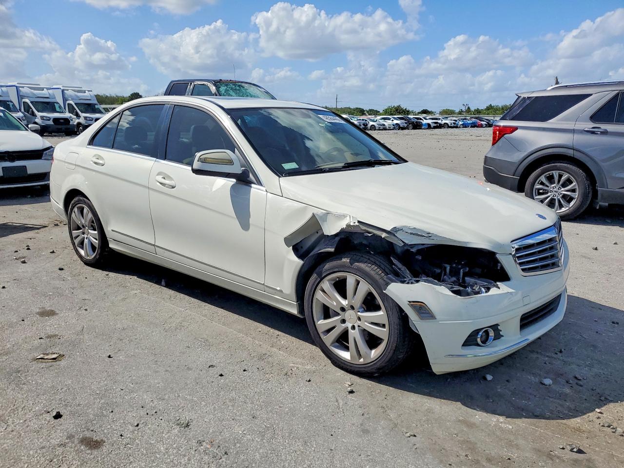 2008 Mercedes-benz C 300 Белый vin: WDDGF54X98F126860