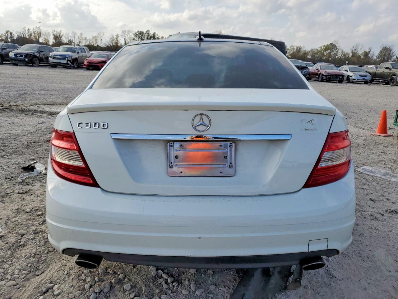 2008 Mercedes-benz C 300 White vin: WDDGF54XX8R010890