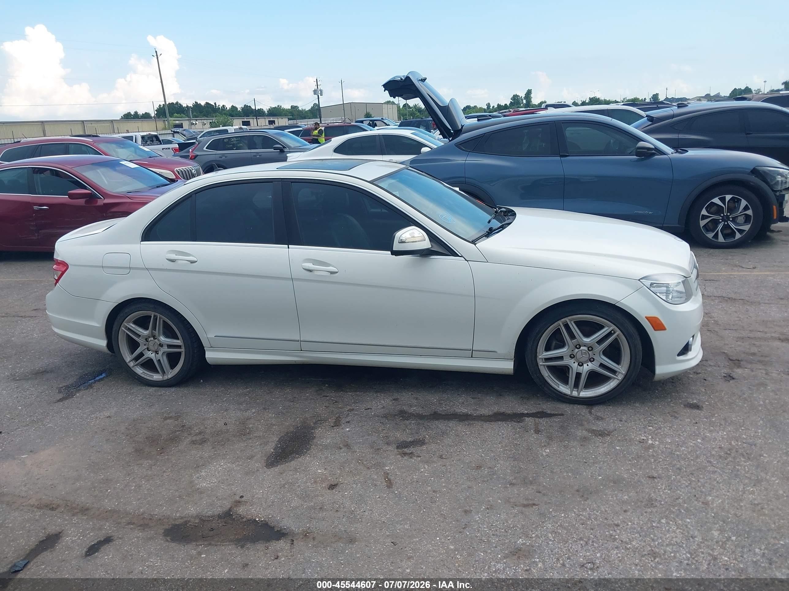 2008 Mercedes-benz C 300 Luxury/sport White vin: WDDGF54XX8R015751