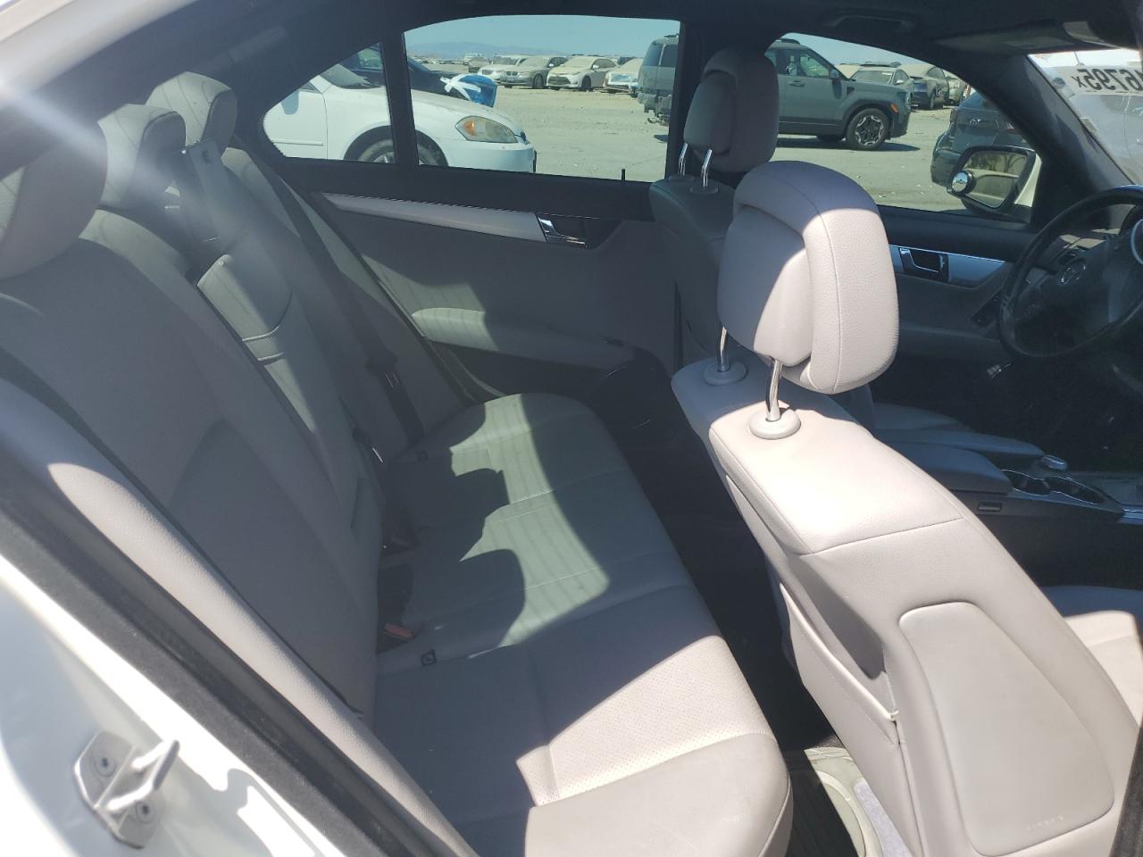 2008 Mercedes-benz C 300 White vin: WDDGF54XX8R018083