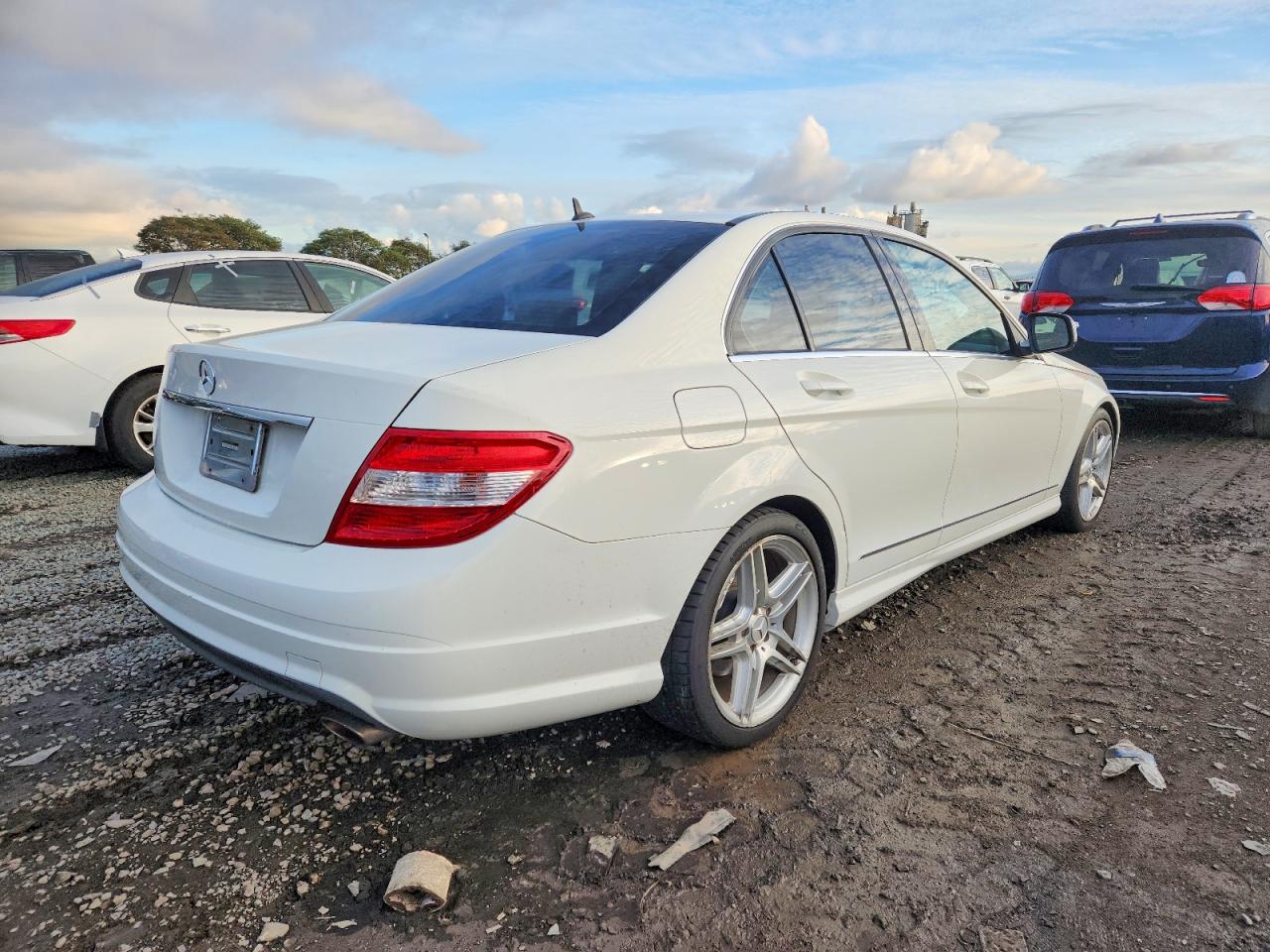 2009 Mercedes-benz C 300 Белый vin: WDDGF54XX9F200868